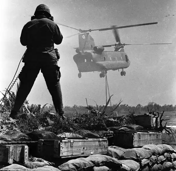 FOTO DELLA GUERRA DEL VIETNAM DI CHARLIE HAUGHEY 