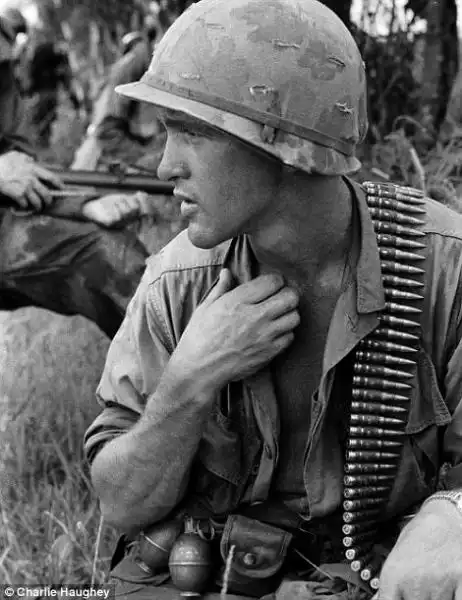 FOTO DELLA GUERRA DEL VIETNAM DI CHARLIE HAUGHEY 