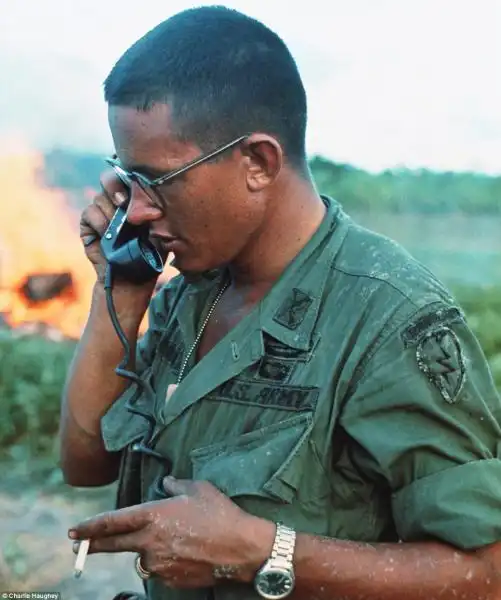 FOTO DELLA GUERRA DEL VIETNAM DI CHARLIE HAUGHEY UN SOLDATO CON UN TELEFONO DA CAMPO 