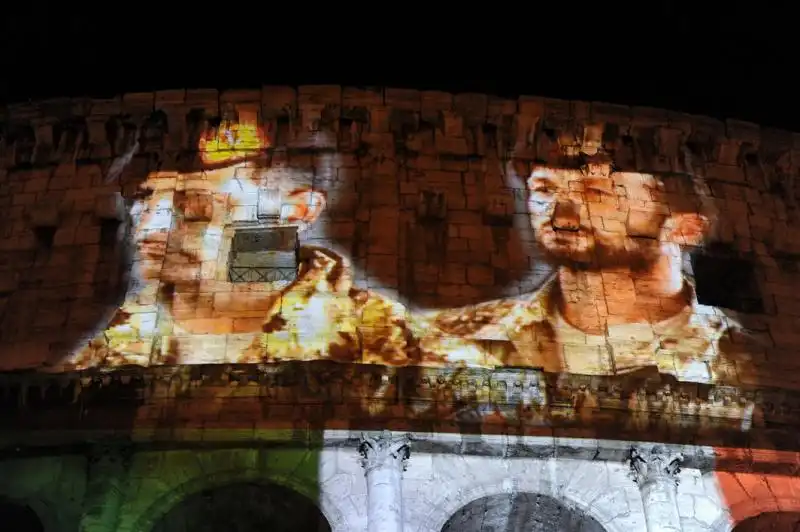 Foto dei Maro sul Colosseo 