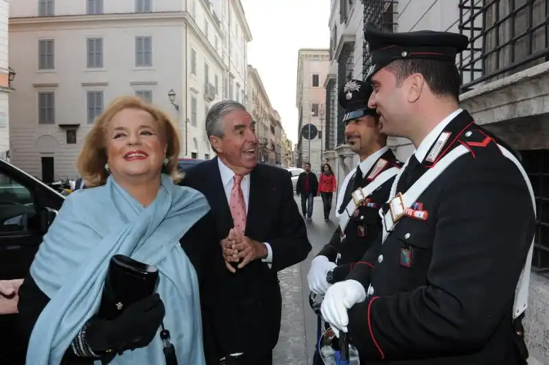 Ira Furstemberg Mario D Urso con i carabinieri 