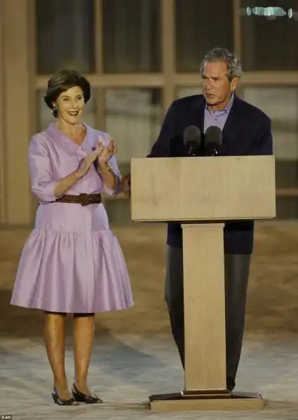 GEORGE W BUSH E LA MOGLIE LAURA AL GEORGE W BUSH PRESIDENTIAL CENTER A DALLAS