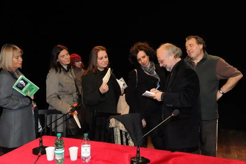 Gianni Borgna autografa il libro 