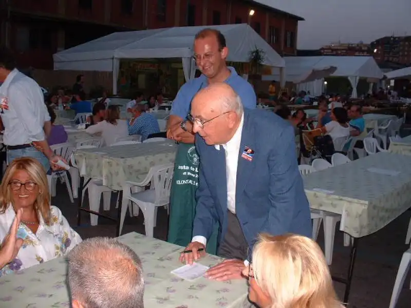 Giorgio Napolitano cameriere alla festa dell'Unita