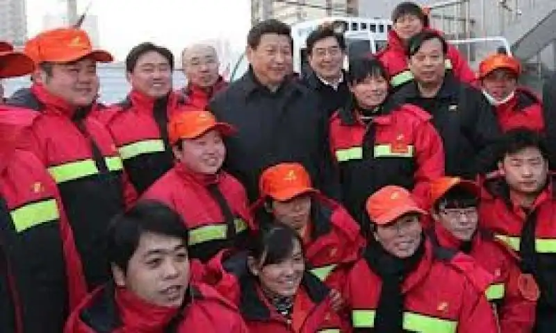 XI JINPING TRA I CINESI jpeg