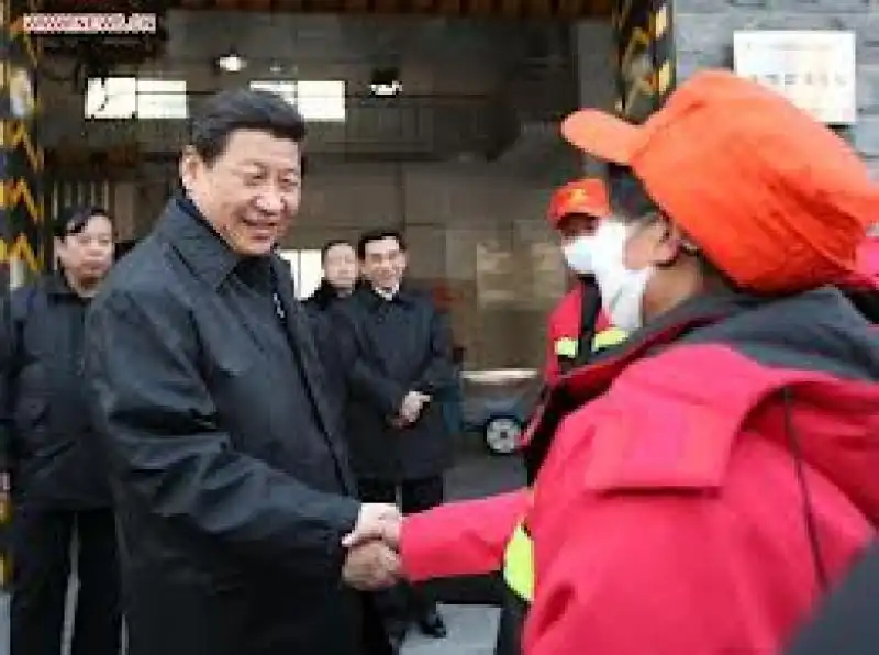 XI JINPING INCONTRA I CINESI PER STRADA jpeg