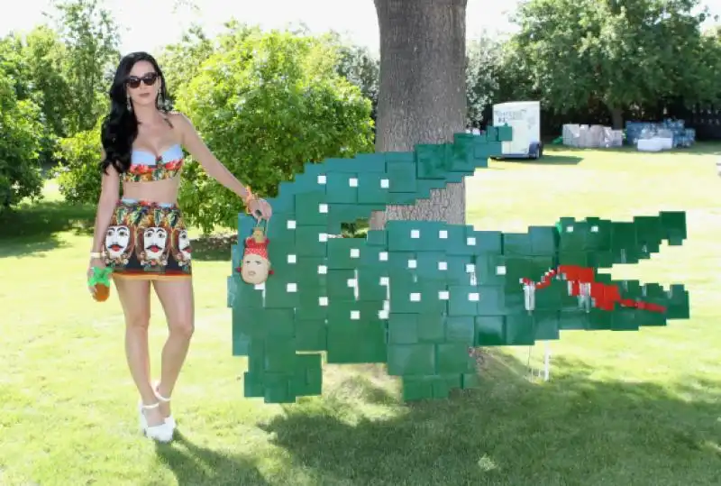 katy perry posed with her pineapple drink at the lacoste lve th annual desert pool party 