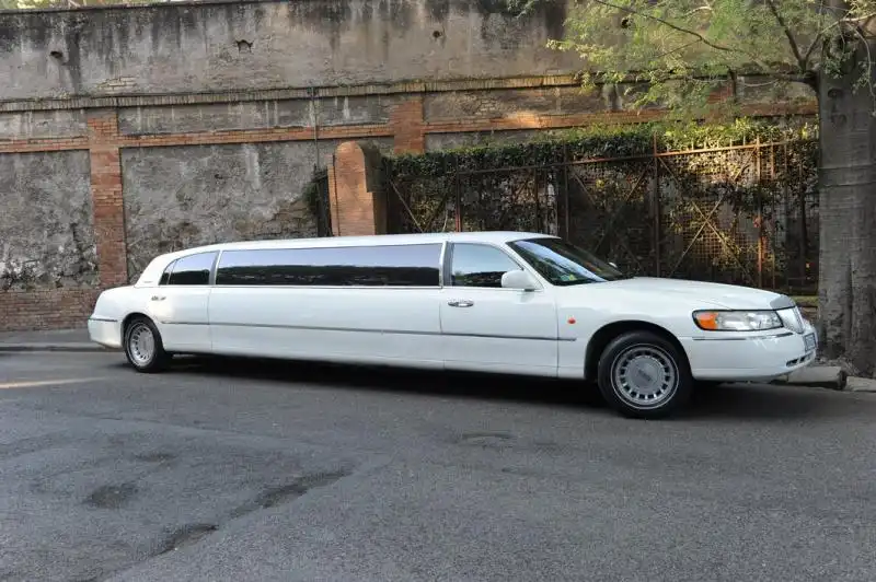 Limousine per gli sposi 