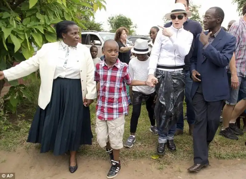 MADONNA IN MALAWI CON I SUOI DUE FIGLI ADOTTIVI 