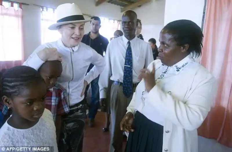 MADONNA IN MALAWI CON I SUOI DUE FIGLI ADOTTIVI 