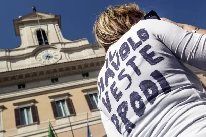 la maglietta di alessandra mussolini 