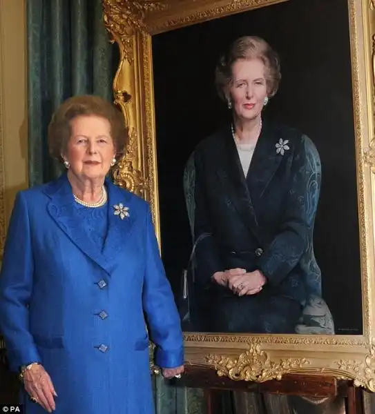 MARGARETH THATCHER ACCANTO A UN SUO RITRATTO 