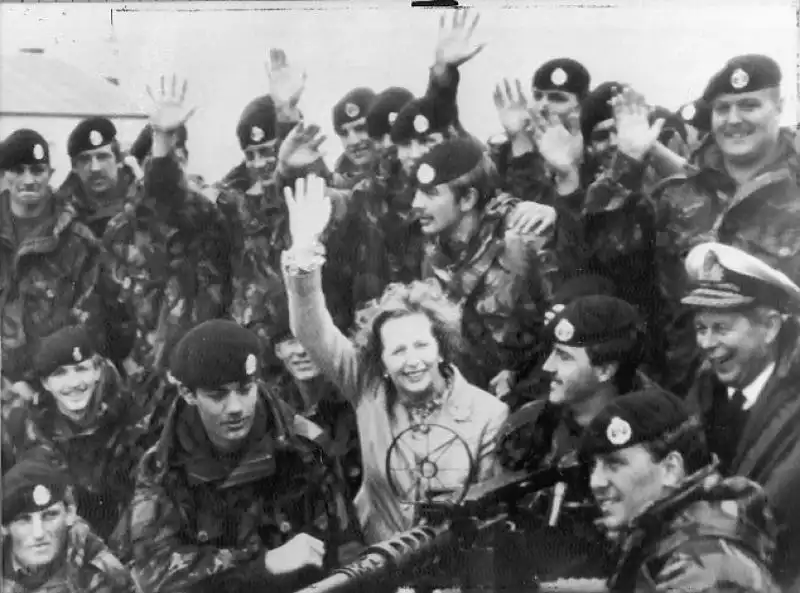 MARGARETH THATCHER IN VISITA ALLE TRUPPE BRITANNICHE ALLE FALKLANDS NEL 