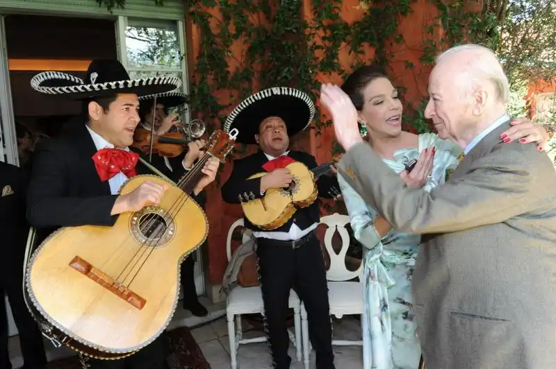 I Mariachi cantano in onore di Paolo Federici 