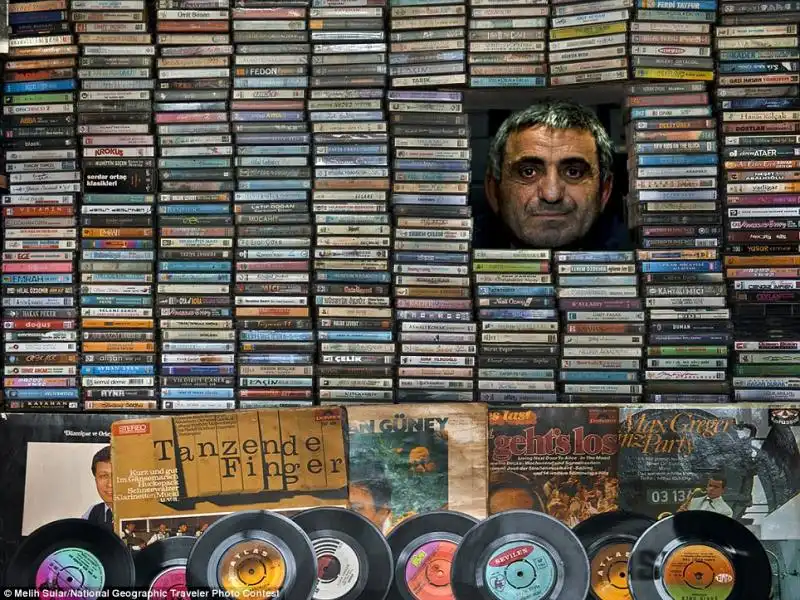 IL MERCANTE DI MUSICASSETTE AHMET IN MEZZO ALLA SUA COLLEZIONE FOTO DI MELIH SULAR PER IL NATIONAL GEOGRAPHIC PHOTO CONTEST 