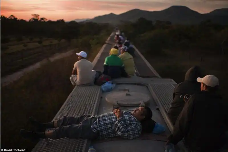 MIGRANTI CHE CERCANO DI ENTRARE NEGLI STATI UNITI FOTO DI DAVID ROCHKIND 