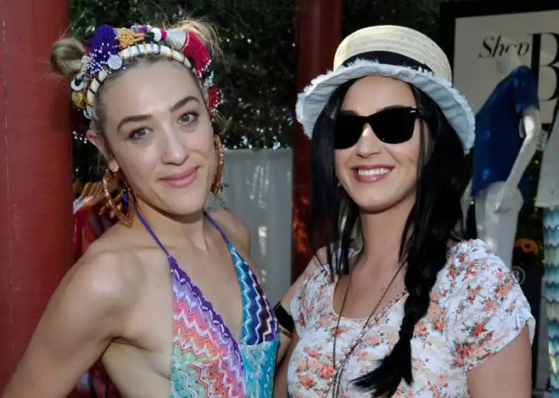 others like katy perry and mia moretti wore hats and headdresses 