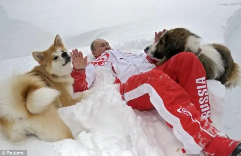 PUTIN GIOCA NELLA NEVE CON I SUOI CANI 