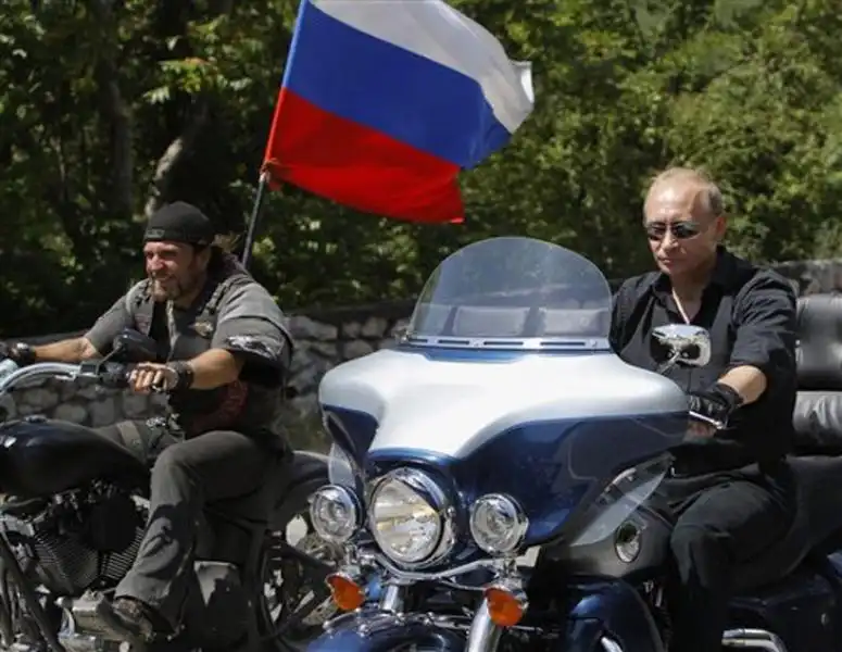 PUTIN SU UNA HARLEY DAVIDSON A UN RADUNO DI MOTOCICLISTI 