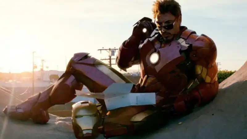 ROBERT DOWNEY JR IN IRON MAN TRE 