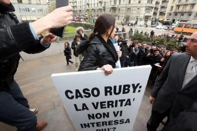 RUBY PROTESTA AL TRIBUNALE DI MILANO 