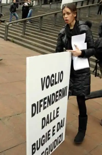 RUBY PROTESTA AL TRIBUNALE DI MILANO 