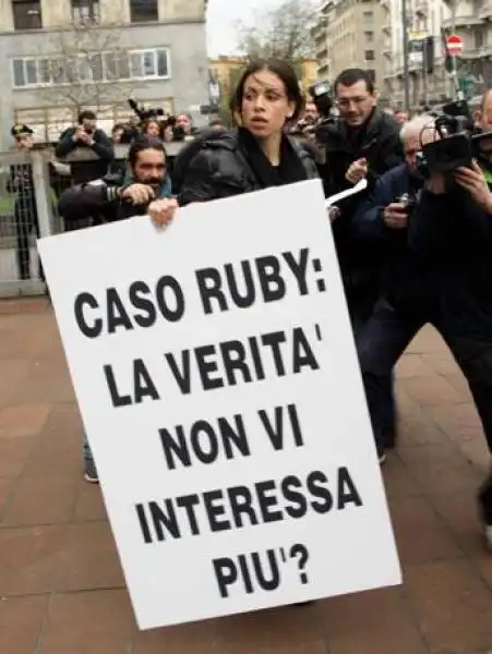 RUBY PROTESTA AL TRIBUNALE DI MILANO 