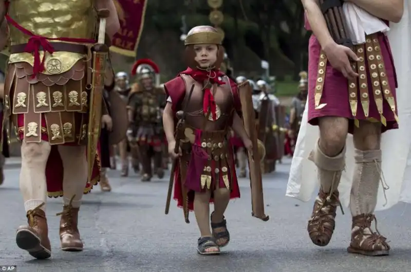 SFILATA IN COSTUME PER IL NATALE DI ROMA 