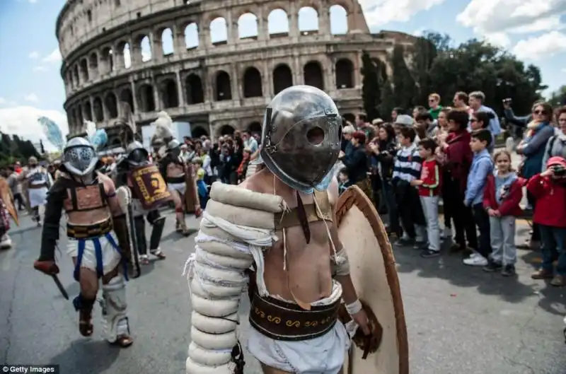 SFILATA IN COSTUME PER IL NATALE DI ROMA 