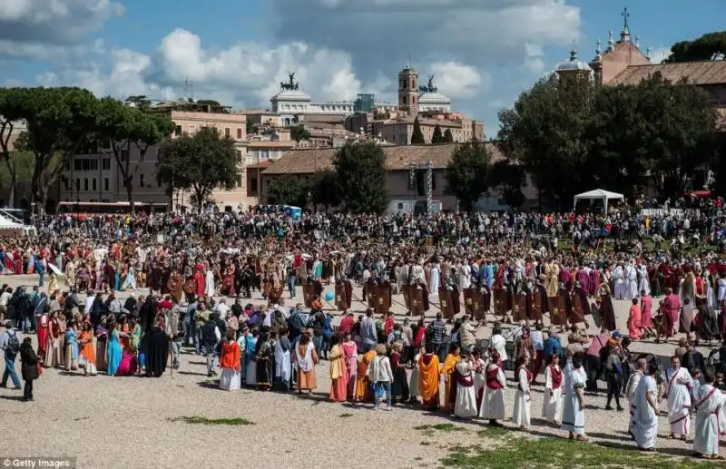 SFILATA IN COSTUME PER IL NATALE DI ROMA 