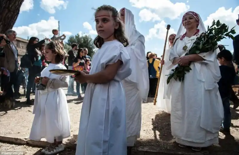 SFILATA IN COSTUME PER IL NATALE DI ROMA 