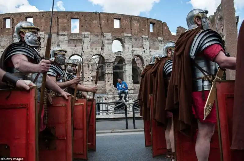 SFILATA IN COSTUME PER IL NATALE DI ROMA 