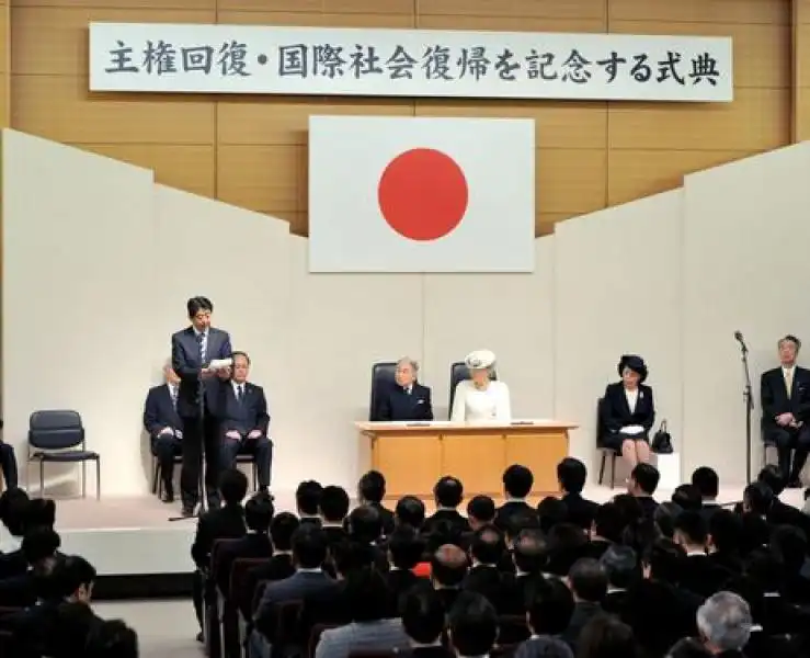 SHINZO ABE CON GLI IMPERATORI DEL GIAPPONE 