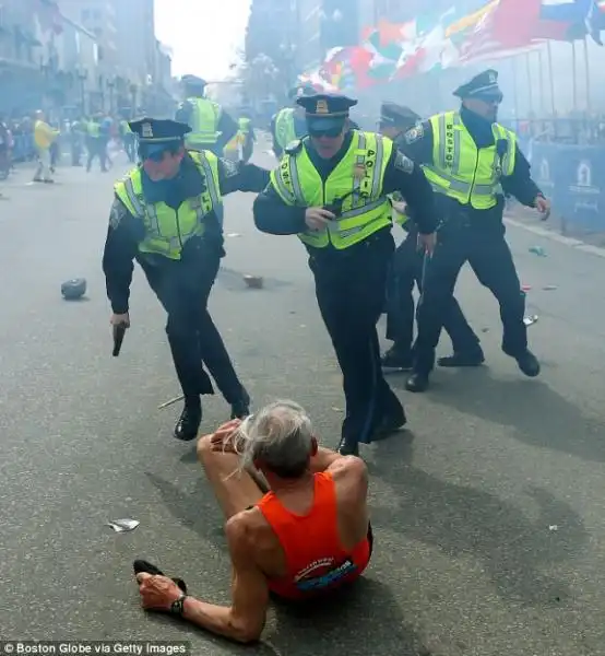 SOCCORSI DOPO LE BOMBE ALLA MARATONA DI BOSTON 