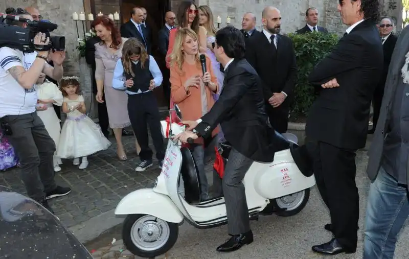 Lo sposo arriva con la vespa 