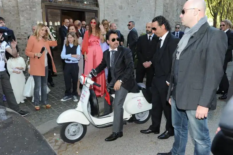 Max lo sposo con la vespa 