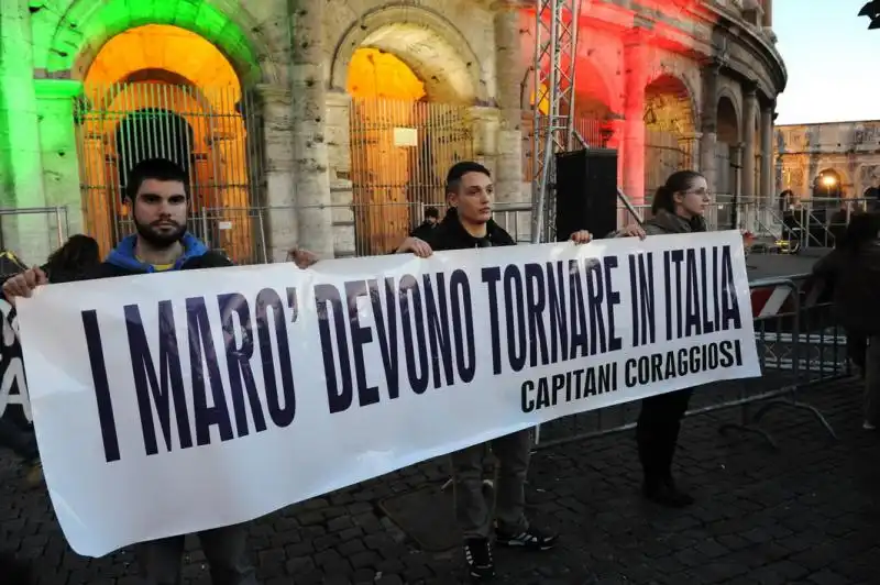 Striscione per i Maro 