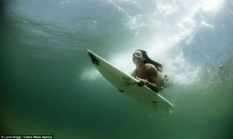 UNA SURFISTA FOTOGRAFATA DA LUCIA GRIGGI 