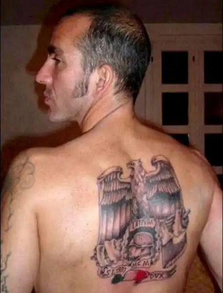 IL TATUAGGIO DI PAOLO DI CANIO CON IL DUCE E IL FASCIO LITTORIO 