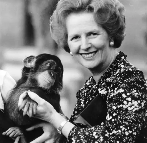 THATCHER CON UNA SCIMMIA 