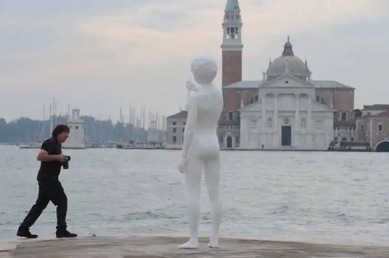 VENEZIA STATUA DEL BIMBO CON LA RANA 