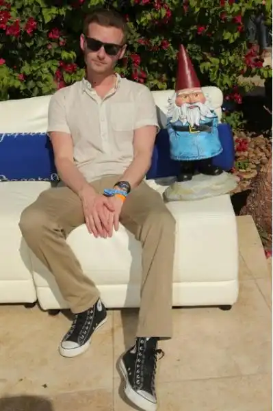 while chris masterson chilled in the sun with travelocitys roaming gnome 