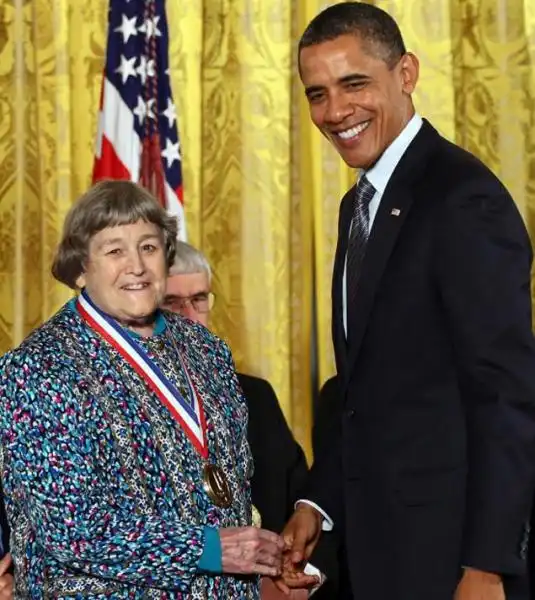 YVONNE BRILL CON OBAMA 