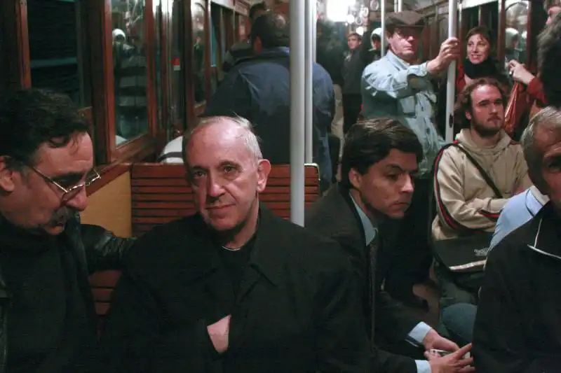 JORGE MARIO BERGOGLIO SULLA METRO DI BUENOS AIRES 