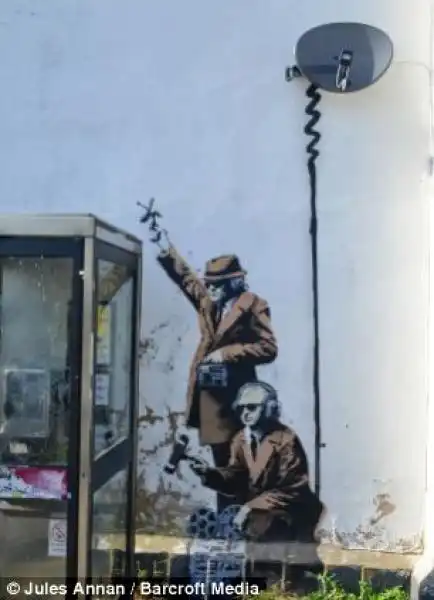 Gli agenti di Banksy attorno alla cabina telefonica 