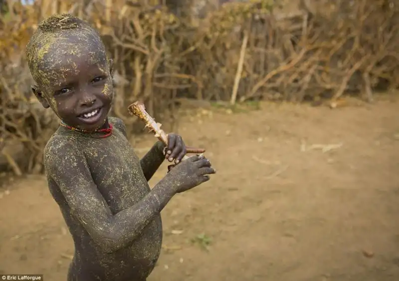 Ai bambini sono concessi i resti del barbecue 