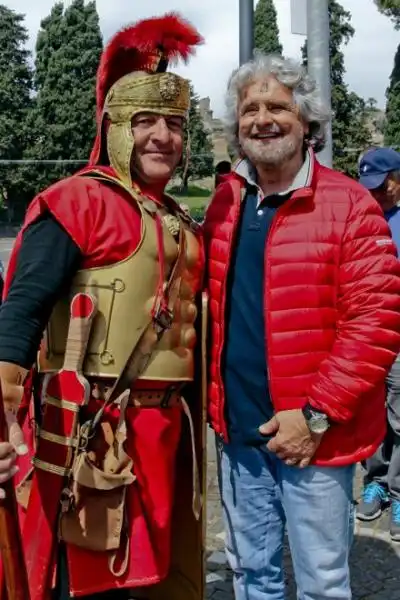 BEPPE GRILLO AGLI SCAVI DI POMPEI CON IL FINTO CENTURIONE 