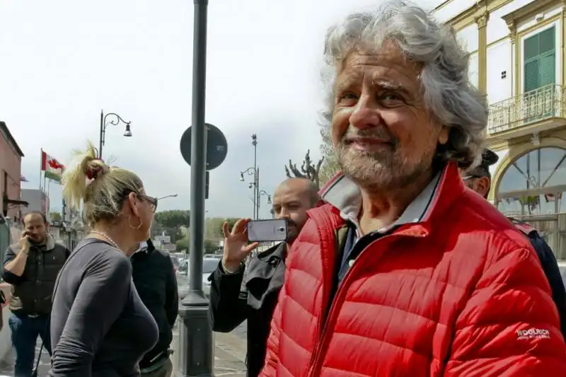 BEPPE GRILLO AGLI SCAVI DI POMPEI PARLA CON UNA PROSTITUTA ITALIANA 