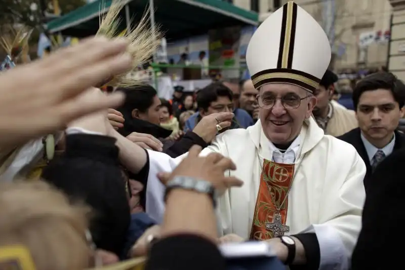 BERGOGLIO TRA I FEDELI A BUENOS AIRES 