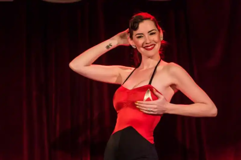 BURLESQUE SHOW ASSTOPIA 